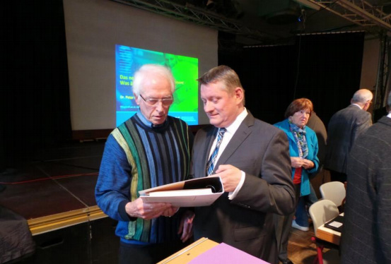 Hermann Gröhe und Werner Schell in Diskussion beim Pflegetreff am 21.10.2015